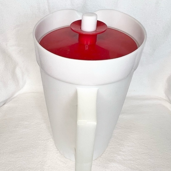 Vintage Tupperware white with red push lid pitcher - Picture 4 of 10